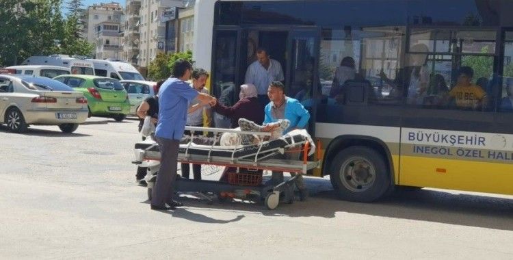 Otobüs şoförü rahatsızlanan yolcuyu hastaneye yetiştirdi