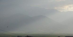 Yüksekova’nın yüksek kesimlerinde toz bulutu etkili oldu