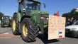 Hollanda'da çiftçiler traktörler ve saman balyaları ile otobanlarda trafiği engelledi