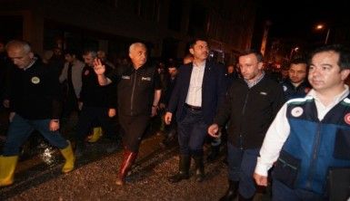 Çevre, Şehircilik ve İklim Değişikliği Bakanı Murat Kurum, selden etkilenen Bozkurt'ta