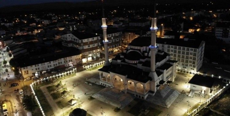Selçuklu mimarisiyle yapılan Recep Tayyip Erdoğan Camii göz kamaştırıyor