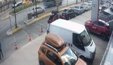 Ataşehir'de otomobil minibüsle çarpışıp durağa daldı