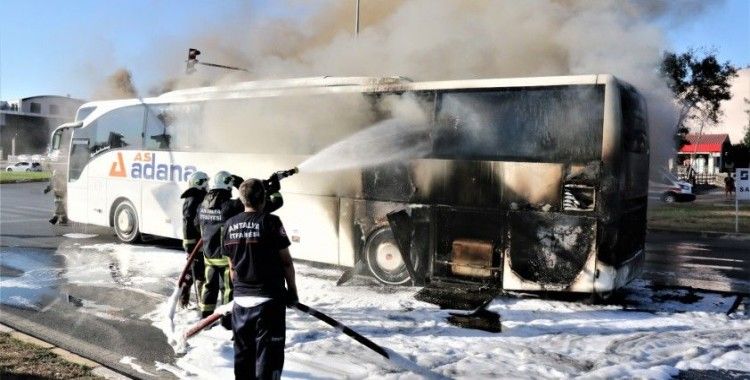 Otogara yolcu almaya giden şehirlerarası yolcu otobüsü alev alev yandı