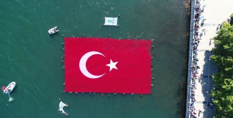 600 metrekarelik rekor büyüklükteki Türk bayrağı, İzmit Körfezi’ni taçlandırdı