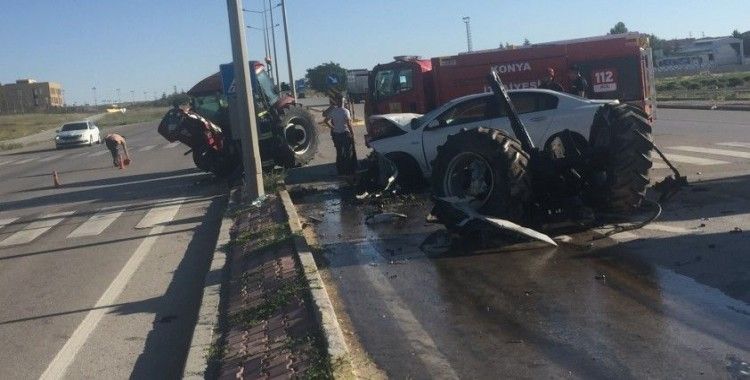 Otomobille çarpışan traktör ikiye bölündü: 3 yaralı
