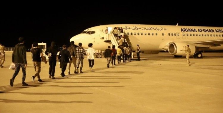 Sınır dışı edilen 273 Afgan göçmen uçakla ülkelerine gönderildi