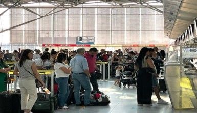 Havaalanlarında kriz devam ediyor