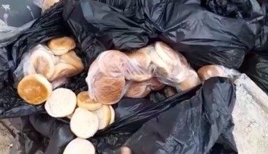 İsrafın böylesi, 15 poşet ekmeği çöpe bıraktılar