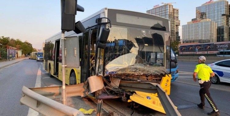 Üsküdar’da servis aracının sıkıştırdığı İETT otobüsü bariyerlere ok gibi saplandı