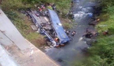 Kenya'da yolcu otobüsü 40 metre yükseklikten nehre düştü