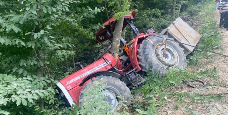Traktör şarampole yuvarlandı: 7 yaşındaki çocuk ve babası yaralandı