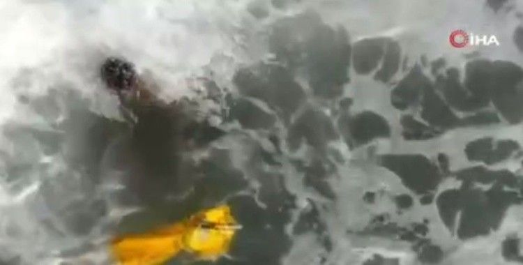 İspanya’da boğulmak üzere olan çocuk dron yardımıyla kurtarıldı