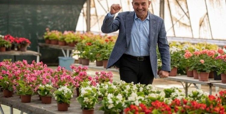 Başkan Soyer: İzmir'in dağlarında nasıl çiçekler açtıysa dünyanın her yerinde de çiçekler açsın