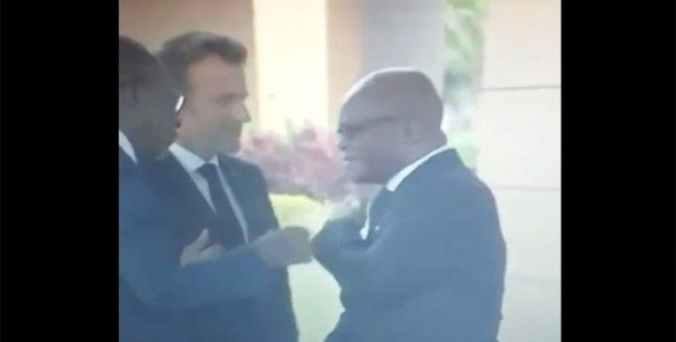 Beninli Bakan'ın Macron'un dokunduğu omuzunu temizlemesi gündem oldu