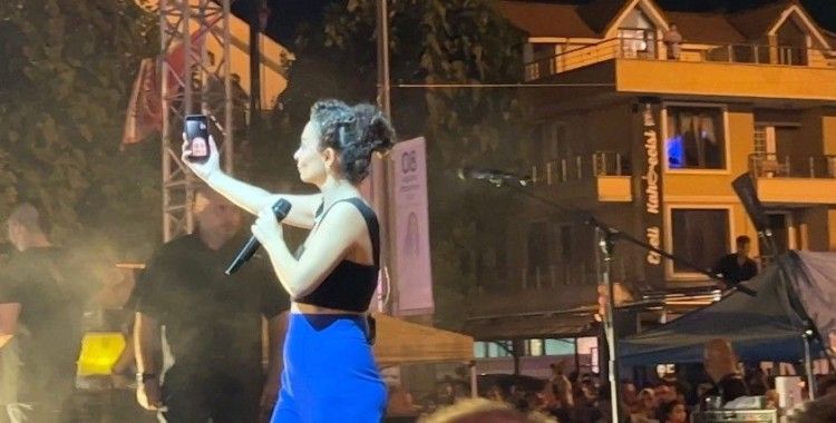 Sanatçı Fatma Turgut konserine gelemeyen hayranına sürpriz yaptı