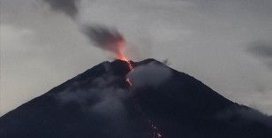 İzlanda'nın güneybatısında yanardağ patladı