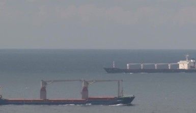 Tahıl yüklü gemi "Razoni" İstanbul Boğazı'ndan geçiyor