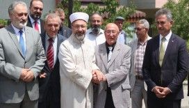 Diyanet İşleri Başkanı Erbaş saldırıya uğrayan cemevini ziyaret etti