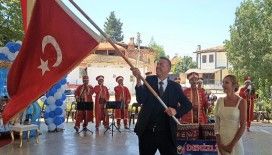 Oğullarına mehterli sünnet yapan İsviçreli babanın Türk bayrağı sevgisi görenleri duygulandırdı