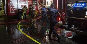 Zeytinburnu'nda hırdavat dükkanında çıkan yangın söndürüldü