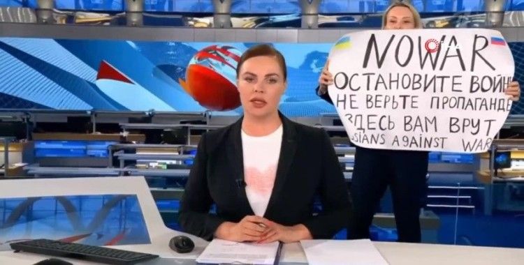 Rus devlet televizyonunda savaş karşıtı pankart açan editör ev hapsine çarptırıldı