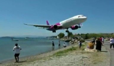 Yunanistan'da yolcu uçağının alçak inişi nefes kesti