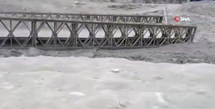 Pakistan’da köprü sel sularına kapıldı
