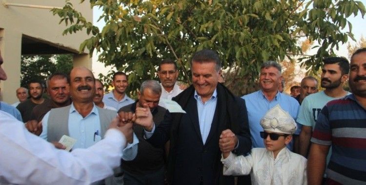 Halay çeken TDP Genel Başkanı Mustafa Sarıgül para yağmuruna tutuldu
