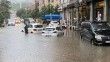 Maltepe’de etkili olan yağış nedeniyle 3 araç suya gömüldü