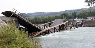 Norveç’te ahşap köprü çöktü, araç nehre düştü