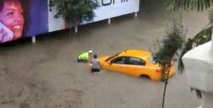 Kahraman Türk polisinin suya girip taksiciyi kurtardığı anlar kamerada