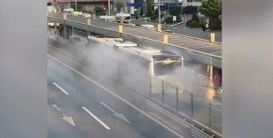Avcılar'da duman çıkararak arızalanan metrobüsteki yolcular tahliye edildi