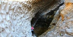 Sason’da 600 metre uzunluğundaki kar tüneli görenleri şaşırtıyor