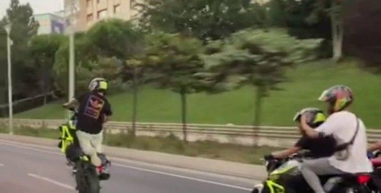Şişli’de trafikte tek teker motosiklet şov kamerada