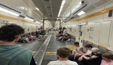 Yolcular Manş Tüneli'nde mahsur kaldı