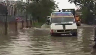 Zeytinburnu'nda yağış nedeniyle yolları ve bir dükkanı su bastı