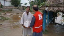 Türk Kızılaydan Pakistanlı selzedelere yardım