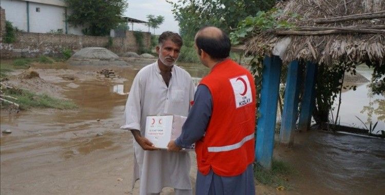 Türk Kızılaydan Pakistanlı selzedelere yardım