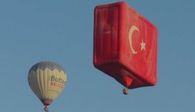 Dünyanın en büyük bayrak figürlü balonu 30 Ağustos için havalandı