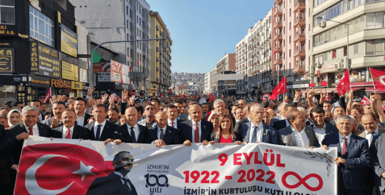 İzmir'de 350 metrelik Türk Bayrağı ile '100. Yıl Zafer Yürüyüşü'