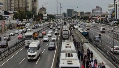 Okullar açıldı, İstanbul'da trafik yoğunluğu yüzde 58'e ulaştı