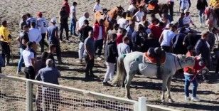 Cirit müsabakasında atlar çarpıştı, yerde kalan sporcunun üzerinden at geçti