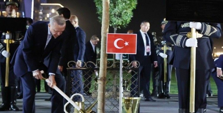 Cumhurbaşkanı Erdoğan, Semerkant’ta ağaç dikti