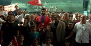 3.kez Dünya şampiyonu olan Taha Akgül’e coşkulu karşılama