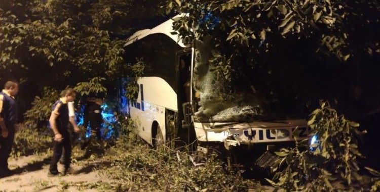 Yolcu otobüsüyle kamyonet çarpıştı: 2 ölü, 8 yaralı