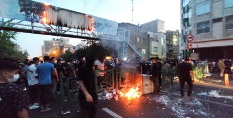 İran'da protestolar yayılıyor, 'WhatsApp ve Instagram'a erişim kesildi'
