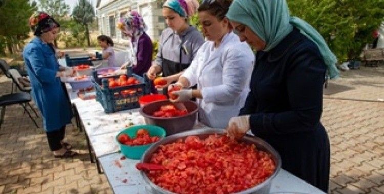 Diyarbakır'da kazanlar ihtiyaç sahiplerine kışlık konserve için kaynadı