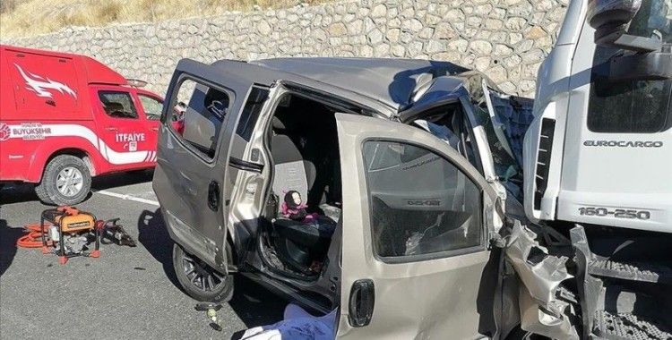 Malatya'da tırla hafif ticari araç çarpıştı, 3 kişi öldü, 3 kişi yaralandı