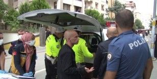 Kadıköy’de direğe çarpan otomobil yan yattı: 1 yaralı