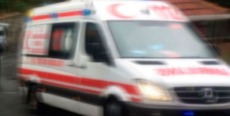 Sağlık çalışanlarının bulunduğu otomobil kamyonla çarpıştı: 2'si hemşire 3 yaralı